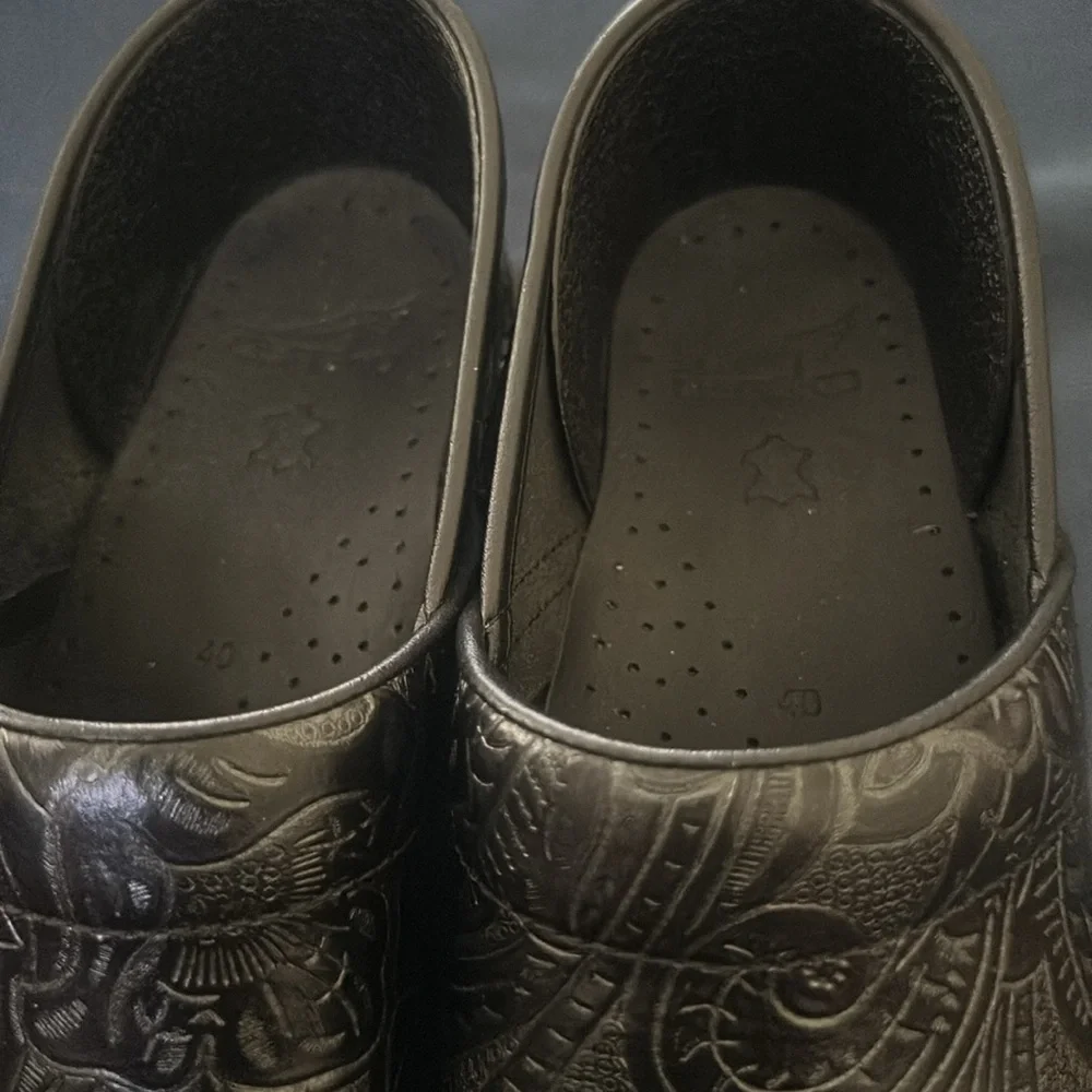 Dansko black leather with flower patterns size 40. - Picture 11 of 12